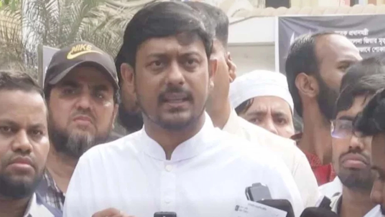সাংবাদিকদের সঙ্গে কথা বলছেন নাসীরুদ্দীন পাটওয়ারী।
