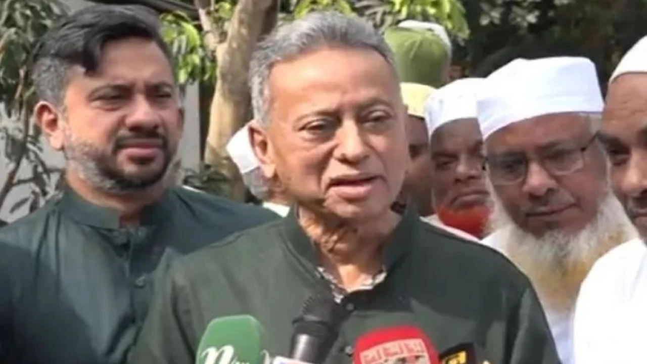 সাংবাদিকদের সঙ্গে কথা বলছেন অর্থ ও পরিকল্পনামন্ত্রী আমির খসরু মাহমুদ চৌধুরী । ছবি: সংগৃহীত