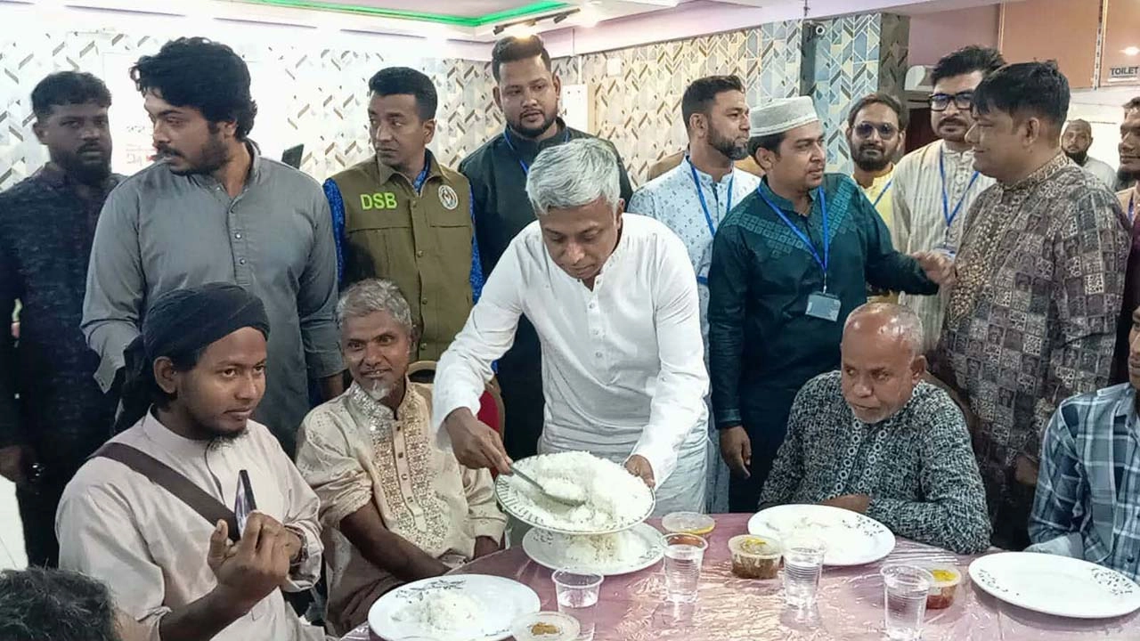 যশোরে ঈদ উপলক্ষে ৬০০ সুবিধাবঞ্চিত মানুষের জন্য মিলনমেলা, প্রধান  অতিথি হিসেবে উপস্থিত ছিলেন বিদ্যুৎ, জ্বালানি ও খনিজ সম্পদ প্রতিমন্ত্রী অনিন্দ্য ইসলাম অমিত। ছবি: গ্রামের কাগজ