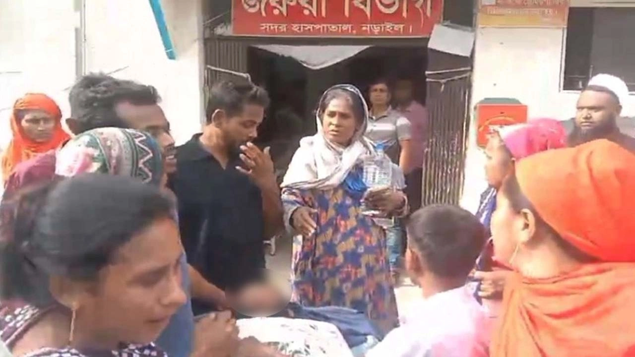 নড়াইলে ঈদের দিনে মোটরসাইকেলের নিয়ন্ত্রণ হারিয়ে রাব্বি মোল্যা (১৮) নামে এক যুবক নিহত। ছবি: সংগৃহীত