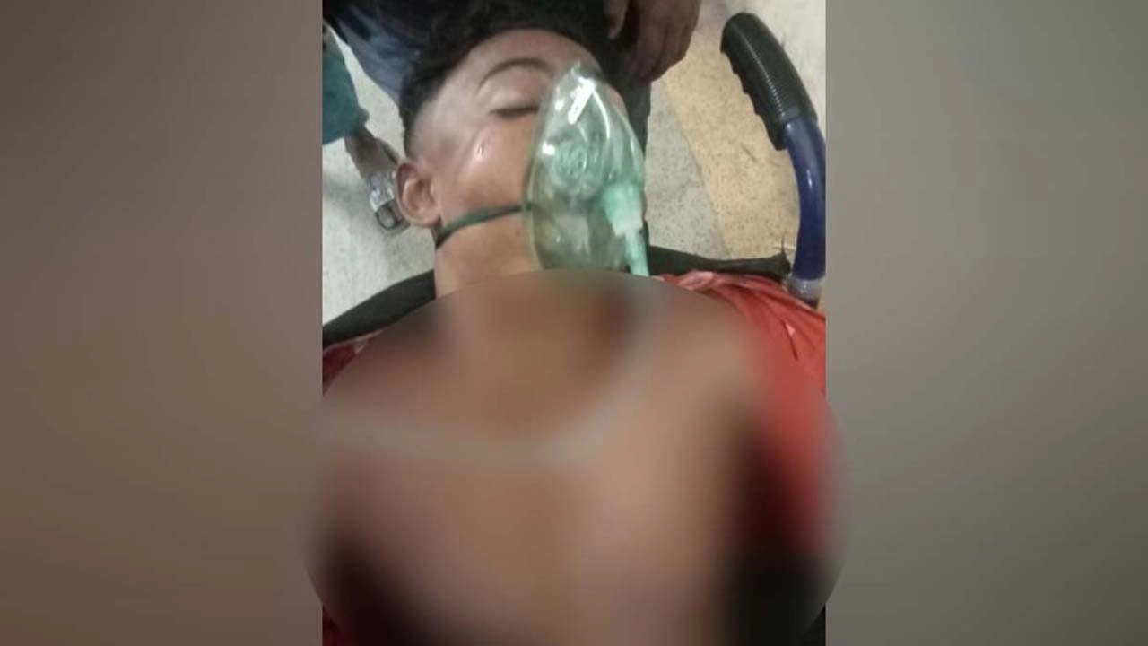 যশোরে পূর্ব শত্রুতার জের ধরে যুবক সাকিবকে কুপিয়ে রক্তাক্ত জখম করেছে দুর্বৃত্তরা। ছবি: গ্রামের কাগজ