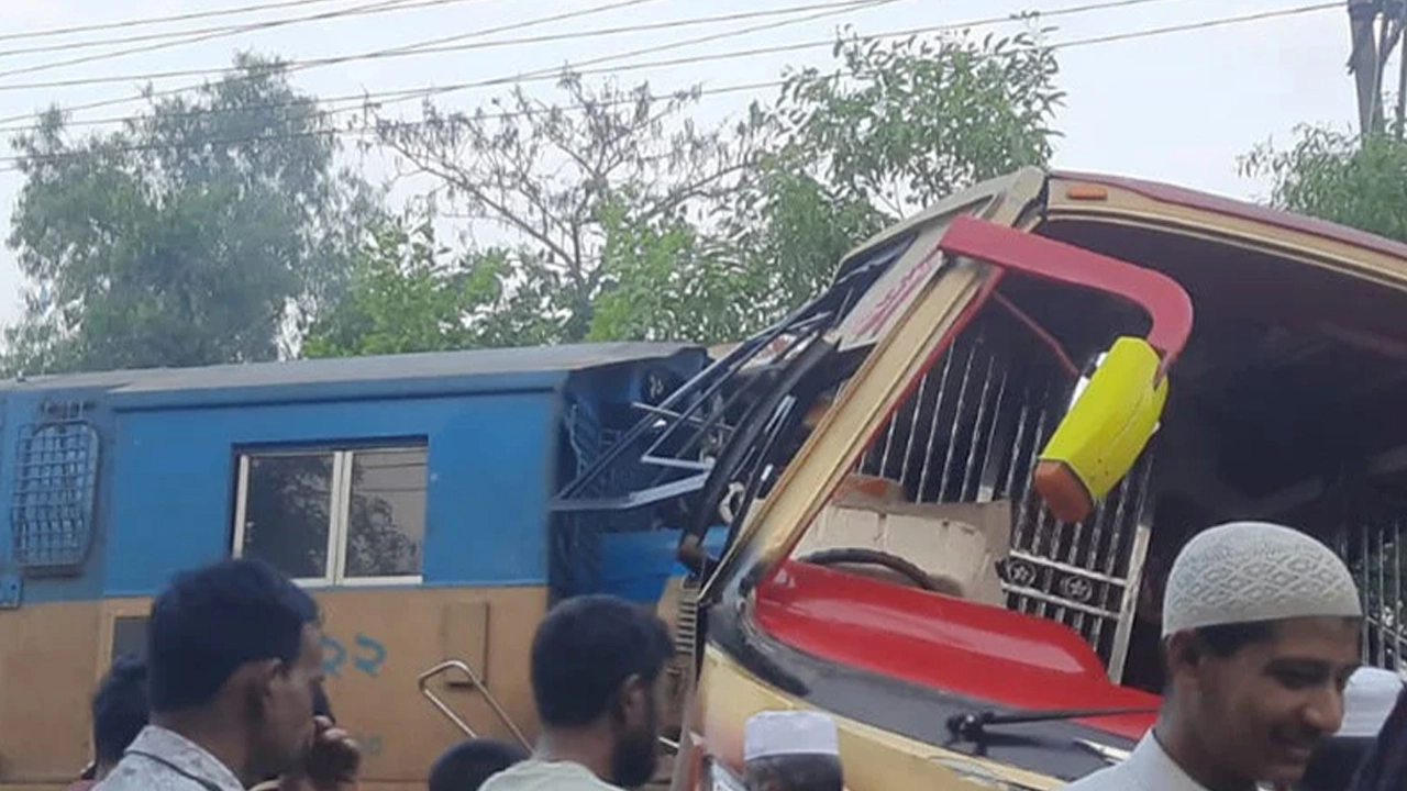 কুমিল্লায় ট্রেন-বাস সংঘর্ষ: চট্টগ্রামের সঙ্গে সারাদেশের রেল যোগাযোগ বন্ধ