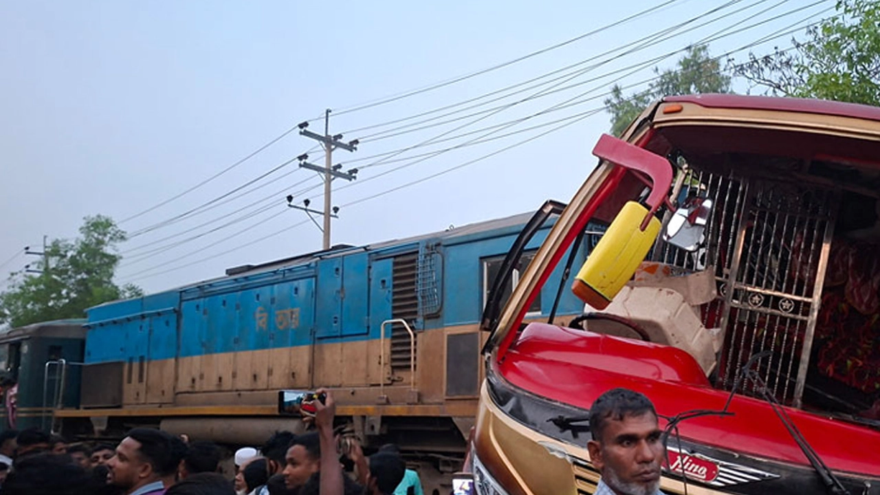 ৫ ঘণ্টা পর রেল যোগাযোগ স্বাভাবিক