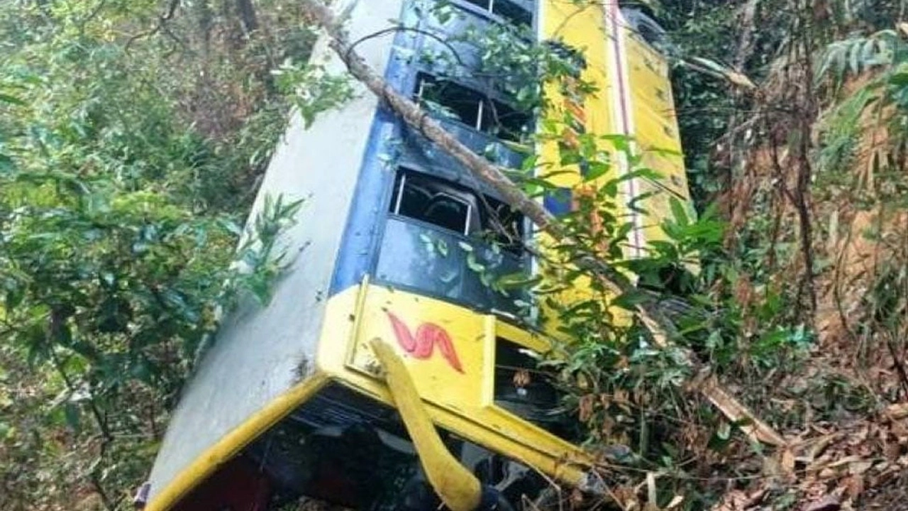 বান্দরবানে বাস খাদে পড়ে ২০ জন আহত