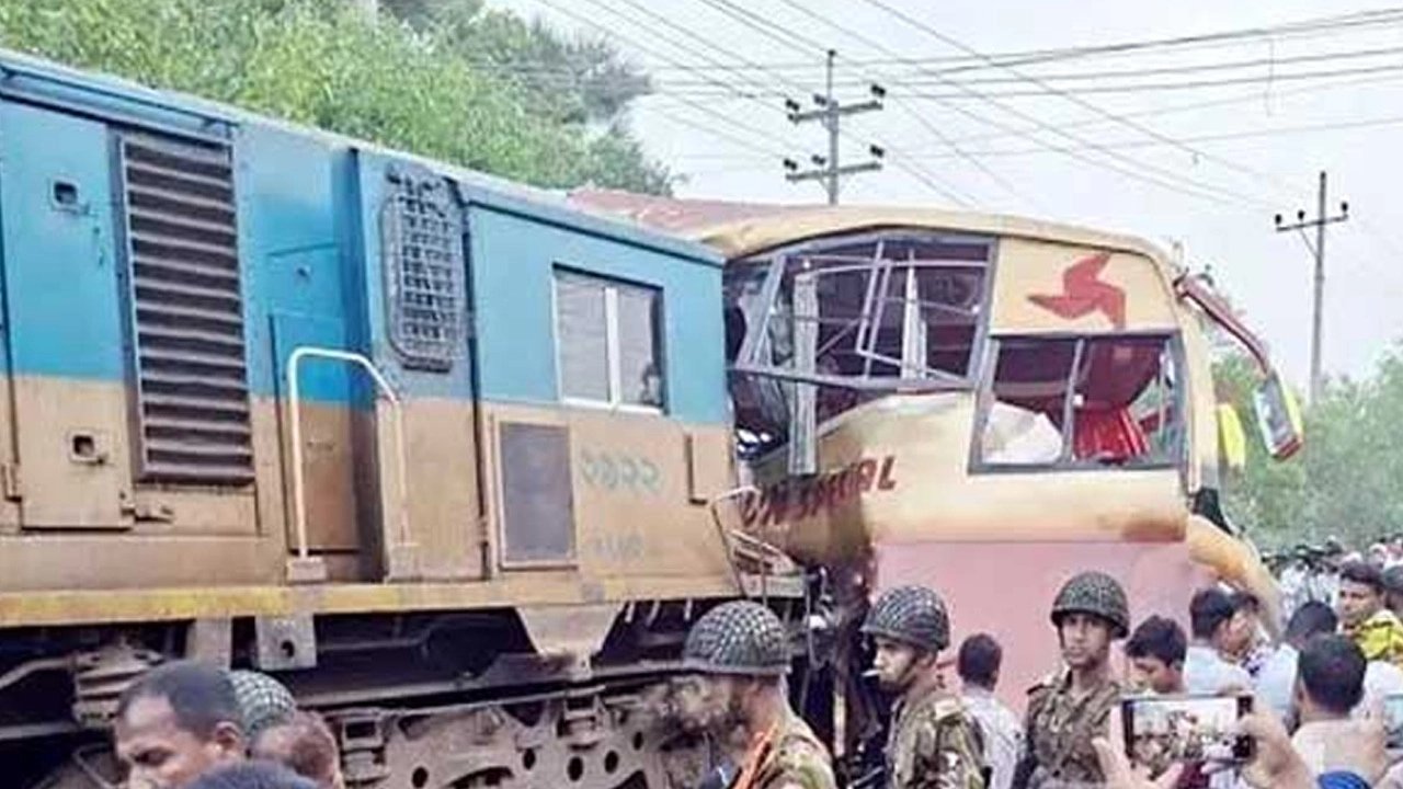 কুমিল্লার পদুয়ার বাজার রেলক্রসিংয়ে বাস-ট্রেন সংঘর্ষের ঘটনায় ১২ জন নিহত হয়েছেন ¦ ছবি: সংগৃহীত