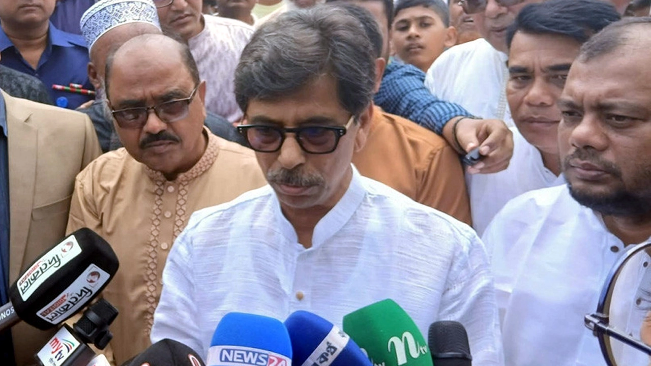 কৃষিমন্ত্রী, খাদ্য এবং মৎস্য ও প্রাণিসম্পদ মন্ত্রী মোহাম্মদ আমিন উর রশিদ দুর্ঘটনাস্থল পরিদর্শন করেন।