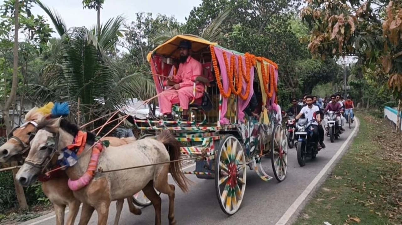 চুয়াডাঙ্গায় ব্যতিক্রমী আয়োজনে শিক্ষক মিজানুর রহমান লাকীর রাজকীয় বিদায়।ছবি: গ্রামের কাগজ