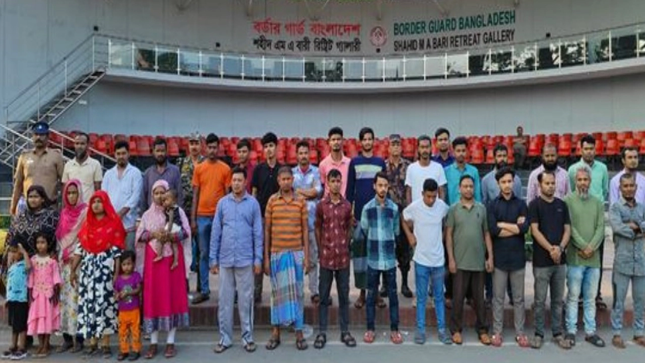 ৩৩ বাংলাদেশিকে হস্তান্তর । ছবি : প্রতিনিধি