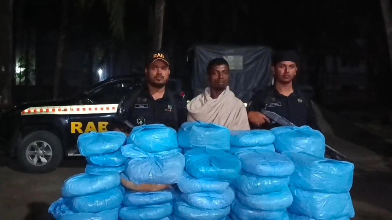 বাগেরহাটে র‌্যাবের অভিযানে ৬৫ কেজি গাঁজাসহ মাদক ব্যবসায়ী গ্রেপ্তার