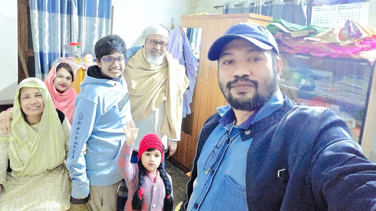 চুয়াডাঙ্গা আত্মীয় বাড়ি বেড়াতে যেয়ে ফেরার পথে গাছের সাথে প্রাইভেটকারের ধাক্কায় যশোরের মনিরামপুরের এক পরিবারের তিন জন নিহত হয়েছেন।