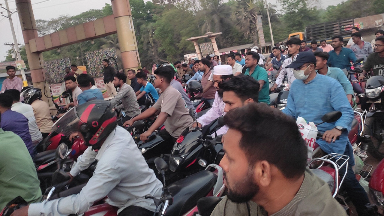 কালীগঞ্জে ১১ টি পাম্পে নেই তেল, খোলা বাজারে বিক্রি হচ্ছে ৩৫০ টাকায়