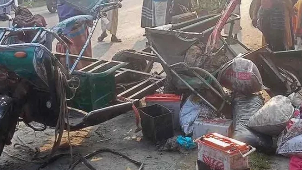 লালপুরে ট্রাকচাপায় ইজিবাইকের ৩ যাত্রীর মৃত্যু