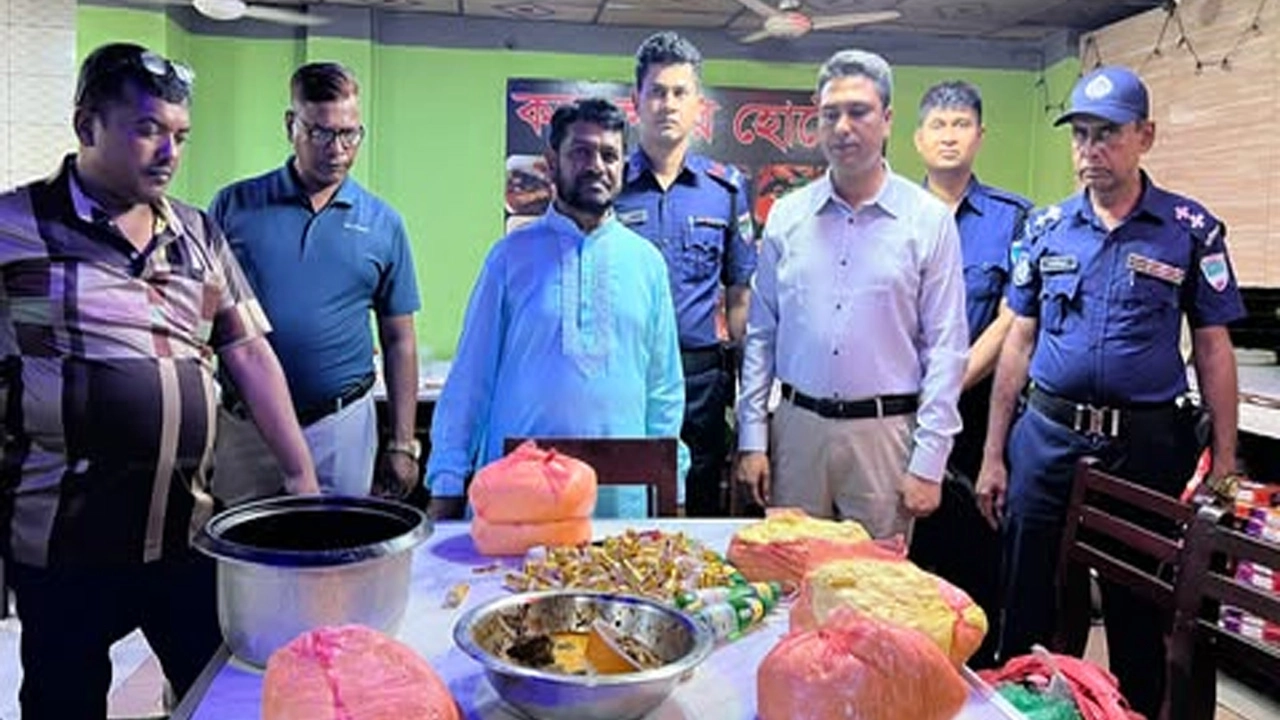 যশোরে ক্যাফে নুর হোটেলে পচা ও বাসি খাবার, লাখ টাকা জরিমানা আদায় ¦ ছবি: গ্রামের কাগজ