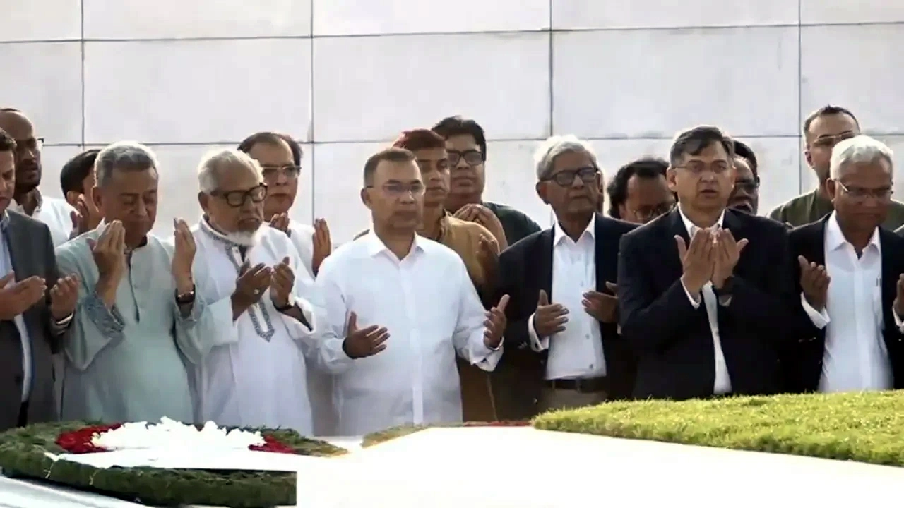 জিয়াউর রহমান ও খালেদা জিয়ার সমাধিতে তারেক রহমানের শ্রদ্ধা নিবেদন
