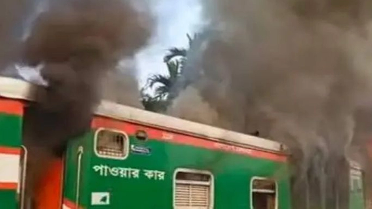 চট্টলা এক্সপ্রেসে অগ্নিকাণ্ড