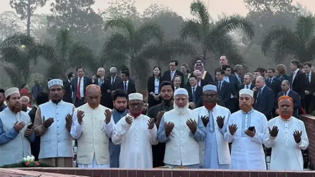 মহান স্বাধীনতা ও জাতীয় দিবসে সাভার স্মৃতিসৌধে ডা. শফিকুর রহমানের পুষ্পস্তবক অর্পণ ও শহীদদের স্মরণ