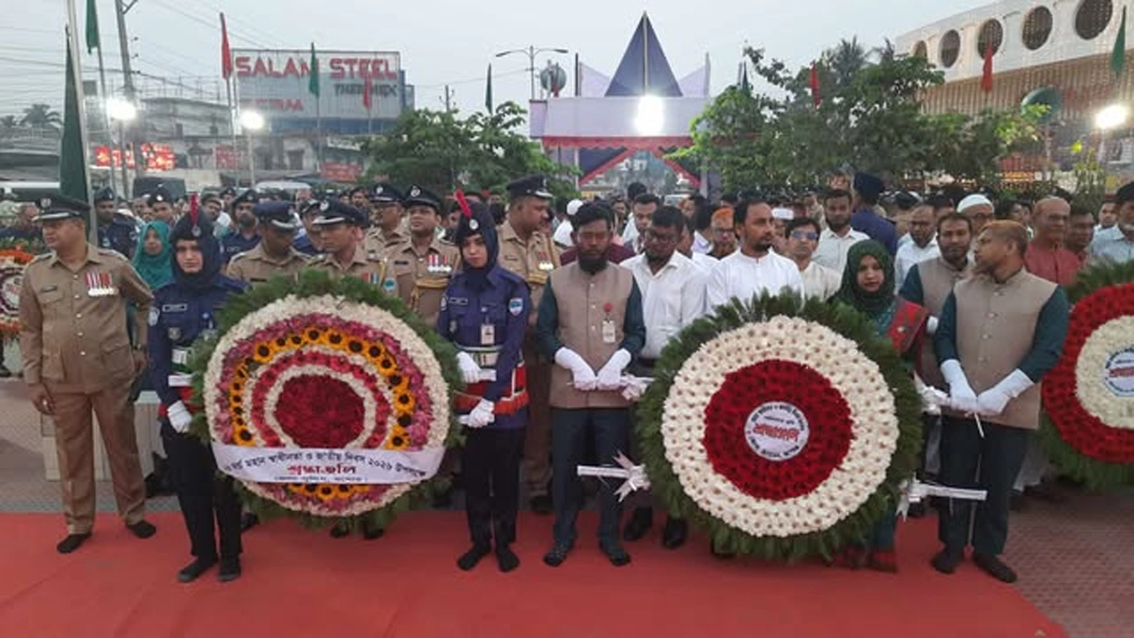 বিজয় স্তম্ভে শ্রদ্ধা নিবেদন করেন যশোরের জেলা প্রশাসক মোহাম্মদ আশেক হাসান ও পুলিশ সুপার সৈয়দ রফিকুল ইসলাম।