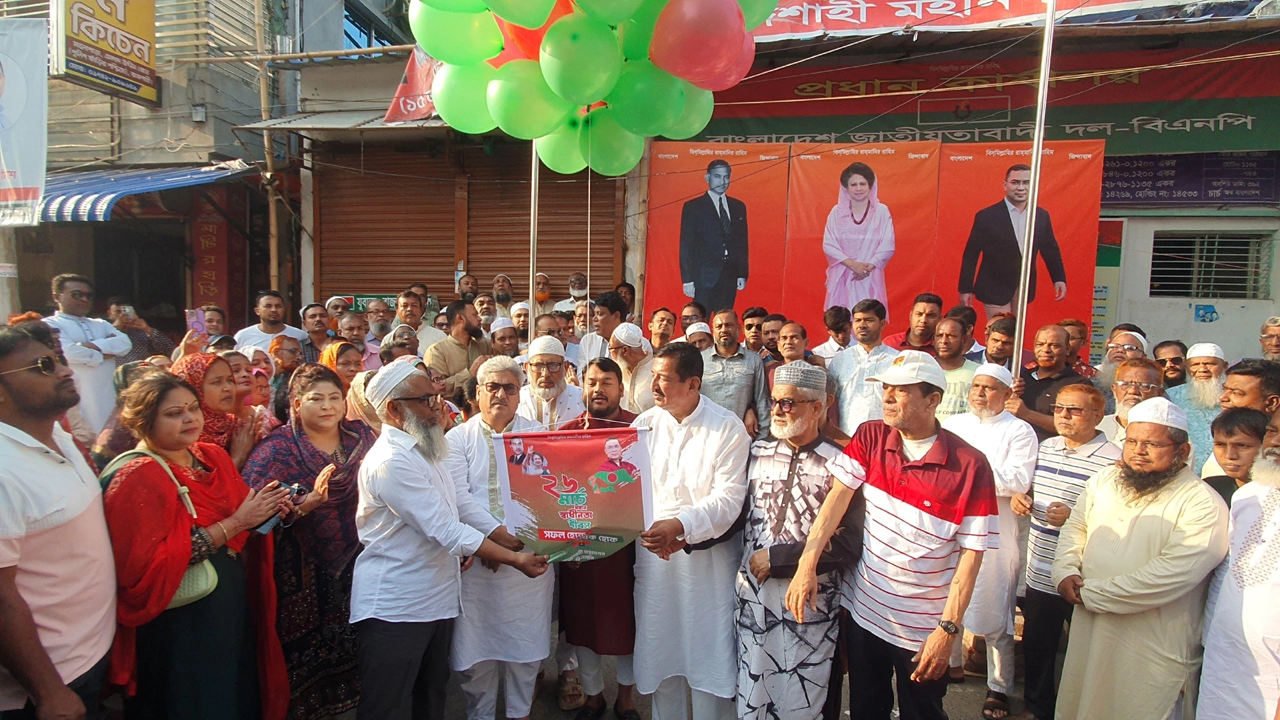 বিএনপির দলীয় কার্যালয়ে জাতীয় পতাকা উত্তোলন এবং বেলুন ও পায়রা উড়িয়ে স্বাধীনতা দিবস পালন করা হয় ¦ ছবি: হাফিজুর রহমান পান্না