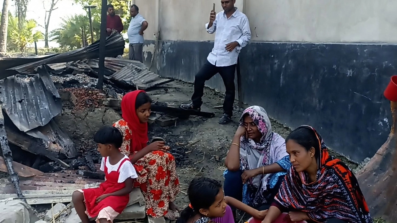 মোরেলগঞ্জে গভীর রাতে দুর্বৃত্তদের দেওয়া  আগুনে দুটি বসতঘর পুড়ে ছাই । ছবি- মোরেলগঞ্জ (বাগেরহাট) প্রতিনিধি