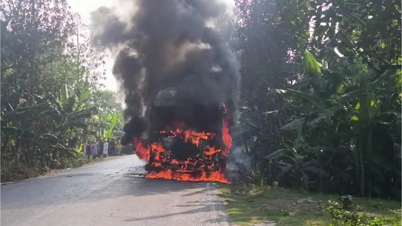 যশোর-নড়াইল মহাসড়কে যান্ত্রিক ত্রুটিতে বাসে আগুন। ছবি: গ্রামের কাগজ