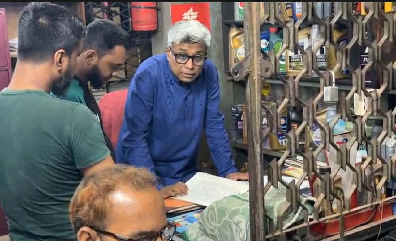 যশোরে হঠাৎ করেই দুটি তেল পাম্পে আকস্মিক পরিদর্শন করেছেন বিদ্যুৎ, জ্বালানি ও খনিজ সম্পদ মন্ত্রণালয়ের প্রতিমন্ত্রী অনিন্দ্য ইসলাম অমিত। ছবি: গ্রামের কাগজ
