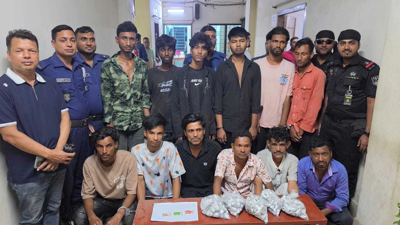 নারায়ণগঞ্জের ফতুল্লা এলাকায় অভিযান চালিয়ে বিপুল পরিমাণ মাদকদ্রব্যসহ ১২ জন মাদক কারবারিকে গ্রেফতার। ছবি: সংগৃহীত