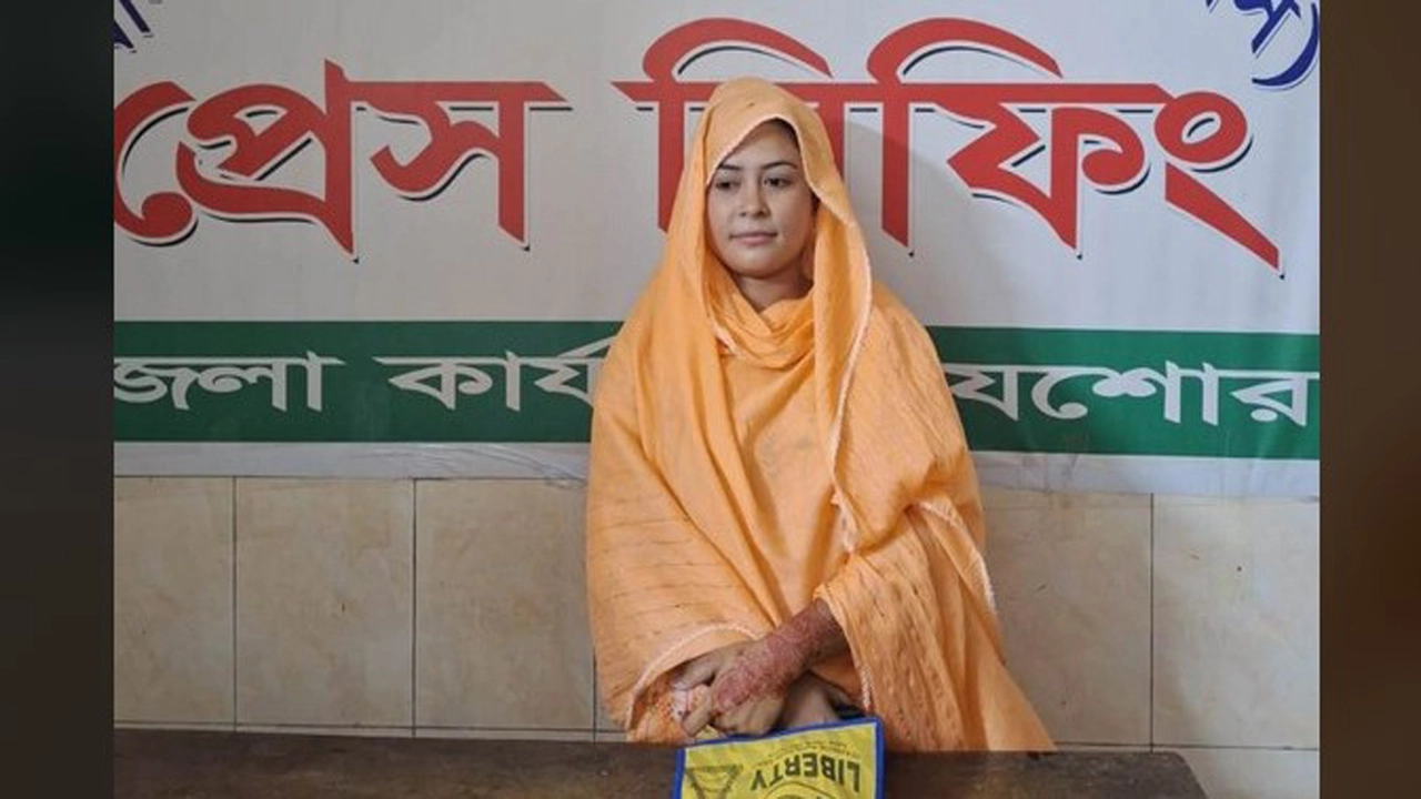 যশোরের সেই প্রিয়া এবার ইয়াবাসহ আটক । ছবি গ্রামের কাগজ