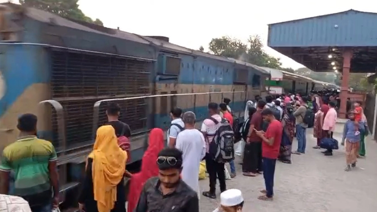বগি স্বল্পতায় ঝিকরগাছায় ট্রেন যাত্রীদের দুর্ভোগ চরমে  । ছবি-গ্রামের কাগজ