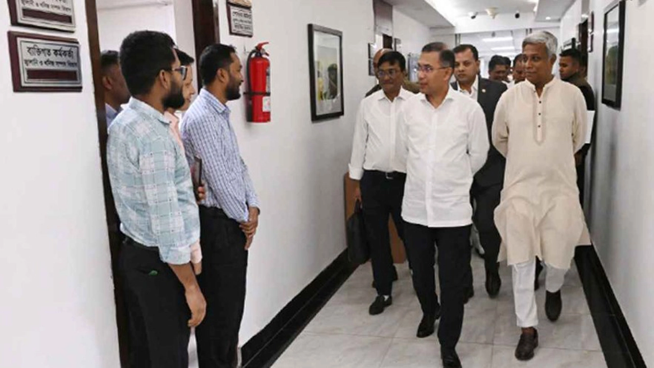 বিভিন্ন মন্ত্রণালয়ে ঝটিকা পরিদর্শনে প্রধানমন্ত্রী । ছবি-ইন্টারনেট