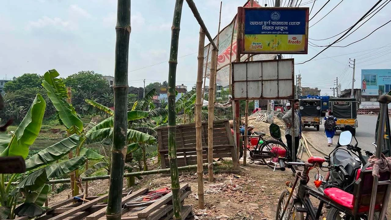 যশোরের ঝুমঝুমপুরে ভৈরব নদের পাড় দখল করে দোকান নির্মাণ করা হচ্ছে । ছবি : গ্রামের কাগজ
