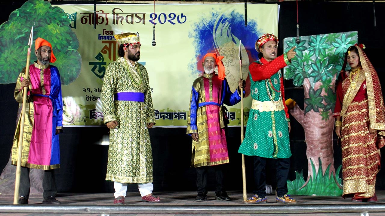 বিশ্ব নাট্য দিবস উপলক্ষে যশোর টাউন হল মাঠের রওশন আলী মঞ্চে তিন দিনব্যাপী নাট্য উৎসবের সমাপনী দিনে স্বপ্নচারী নাট্য নিকেতন মঞ্চস্থ করে নাটক