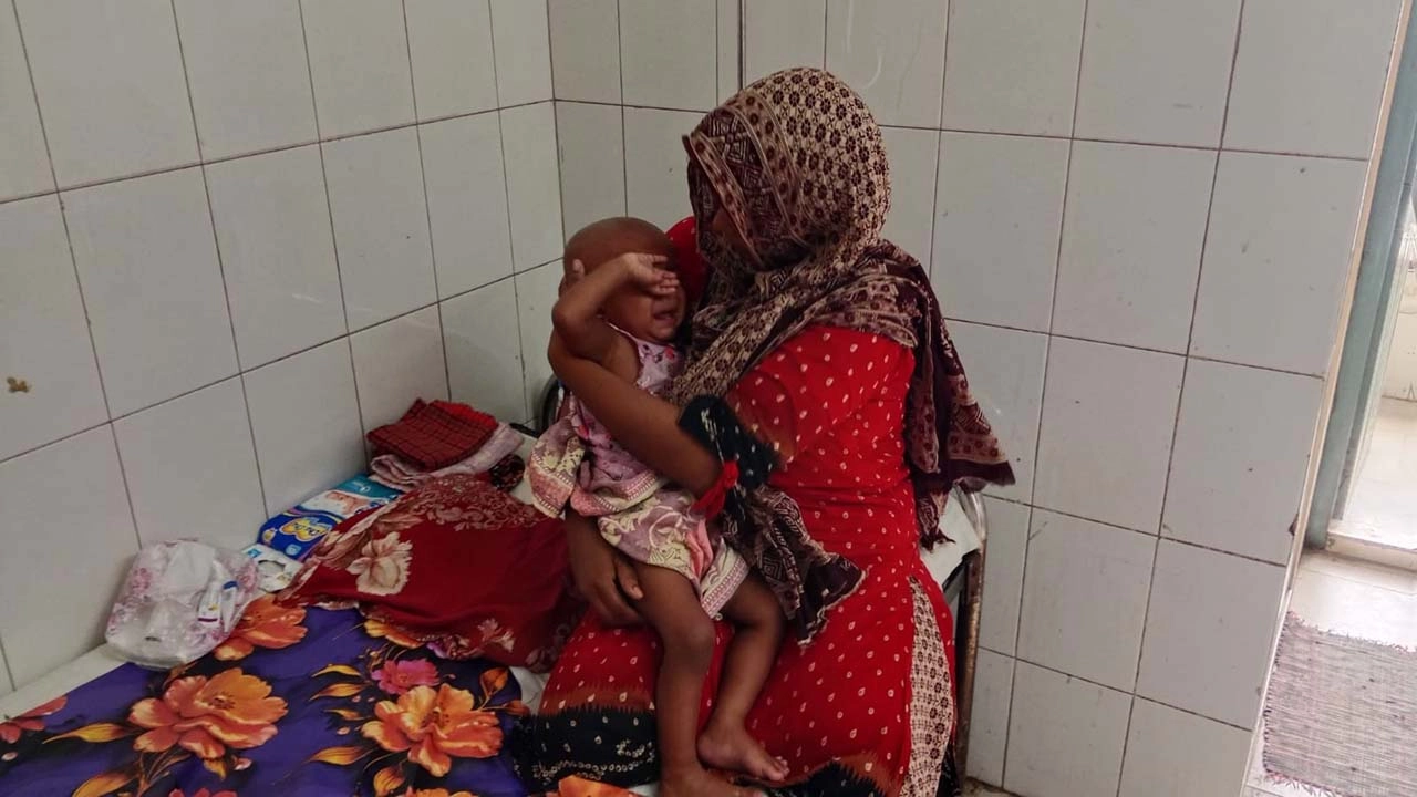 যশোর জেনারেল হাসপাতালে চিকিৎসাধীন মায়ের কোলে হামে আক্রান্ত শিশু । ছবি : গ্রামের কাগজ
