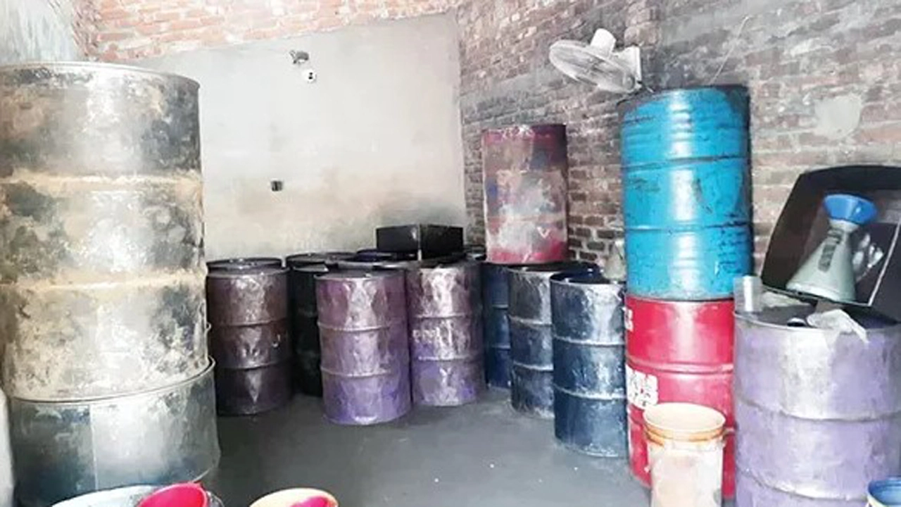 অবৈধ তেল মজুতদারদের তথ্য দিলেই মিলবে লাখ টাকা পুরস্কার
