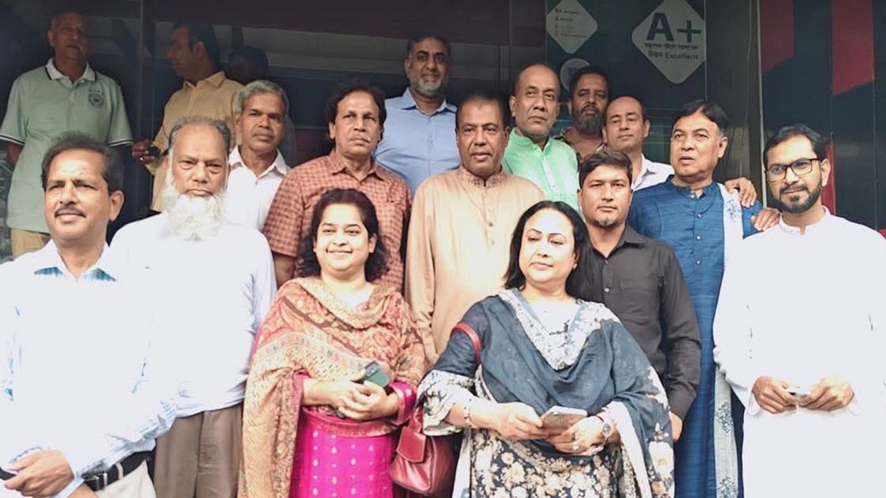 বগুড়ায় এমপি প্রার্থীর সাথে আঞ্চলিক সংবাদপত্র পরিষদের নেতৃবৃন্দ । ছবি- গ্রামের কাগজ