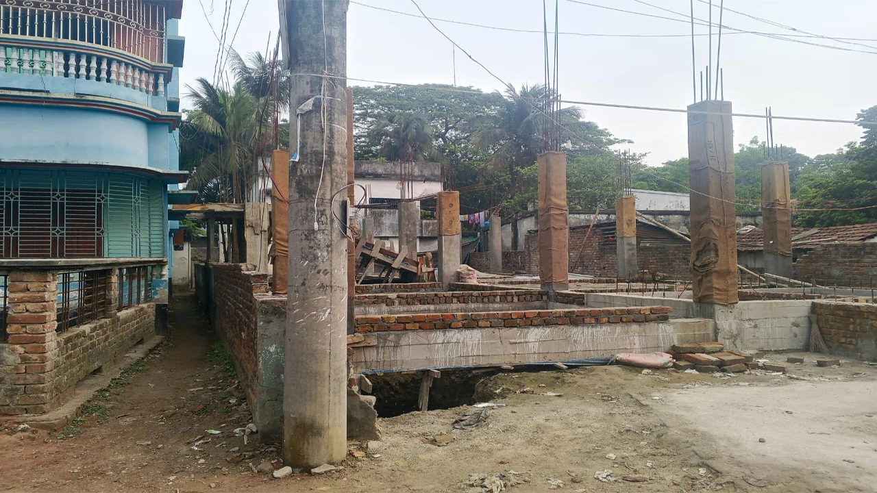 বেনাপোলে চাঁদা না দেয়ায় বাড়ির নির্মাণ কাজ বন্ধ করে দিল সাইফুল বাহিনী