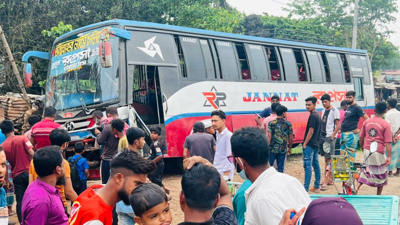 বারোবাজারে রূপসা পরিবহনের বাস খাদে ¦ ছবি: জাহাঙ্গীর হোসেন