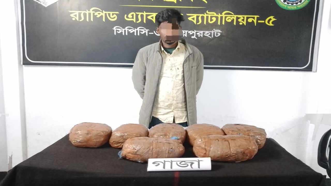 নওগাঁয় মাদক ব্যবসায়ী গ্রেফতার ¦ ছবি: প্রতিনিধি