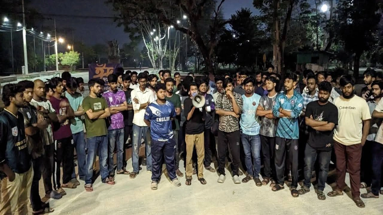 খুলনায় সড়ক দুর্ঘটনায় খুবি শিক্ষার্থী নিহত, শিক্ষার্থীদের বিক্ষোভ