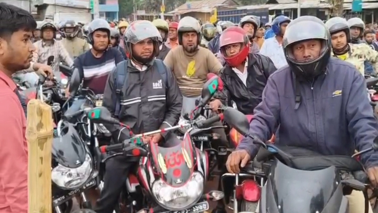 ঘণ্টার পর ঘণ্টা লাইনে দাঁড়িয়েও মিলছে না জ্বালানি তেল