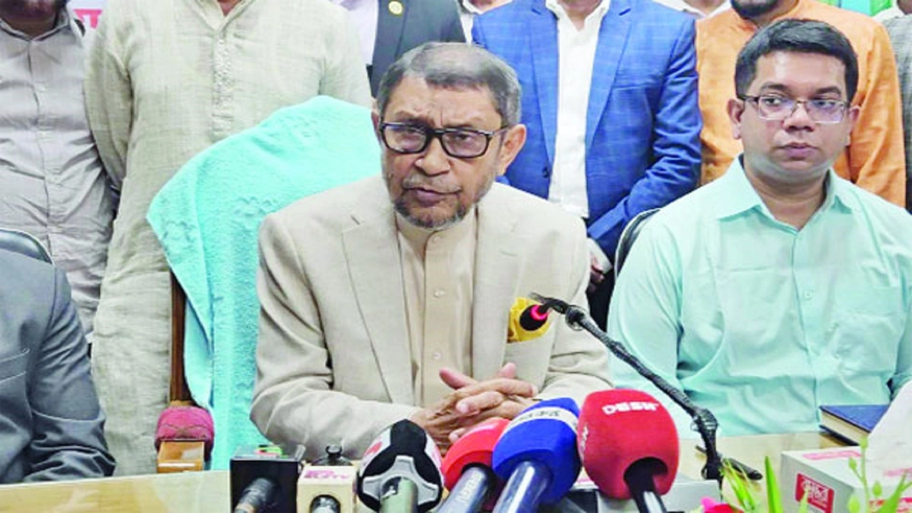 সংবাদ সম্মেলনে স্বাস্থ্যমন্ত্রী সরদার সাখাওয়াত হোসেন বকুল