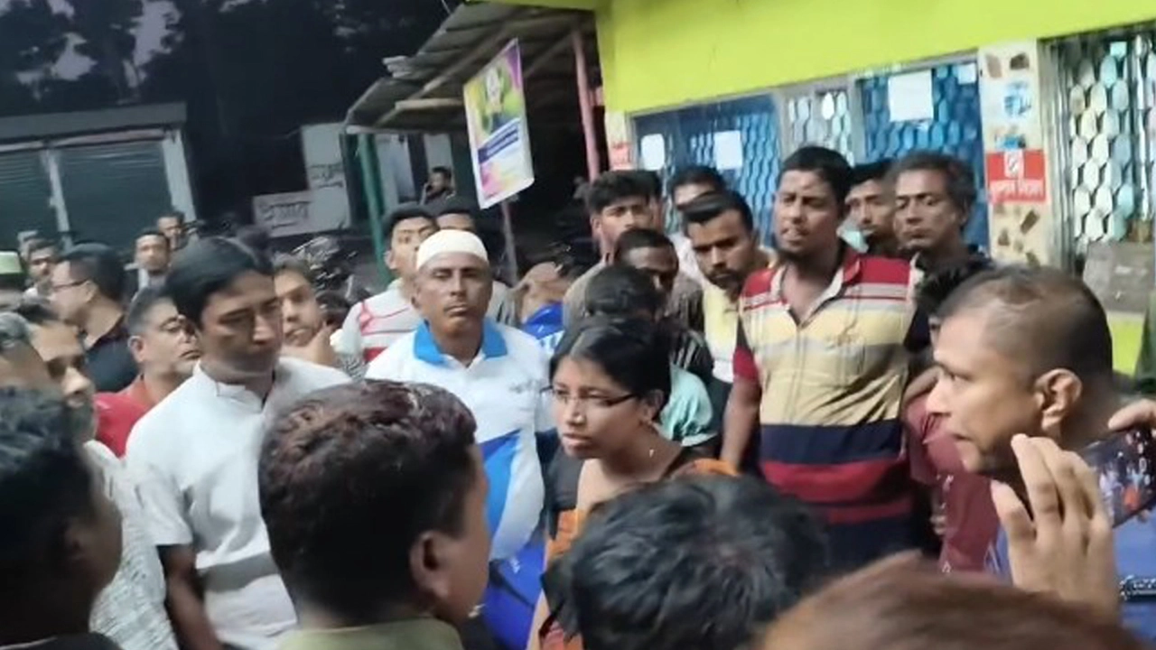 চাড়াভিটা এলাকার আব্দুল বারী ফিলিং স্টেশন পরিদর্শনে উপজেলা নির্বাহী কর্মকর্তা (ইউএনও) ভূপালী সরকার।