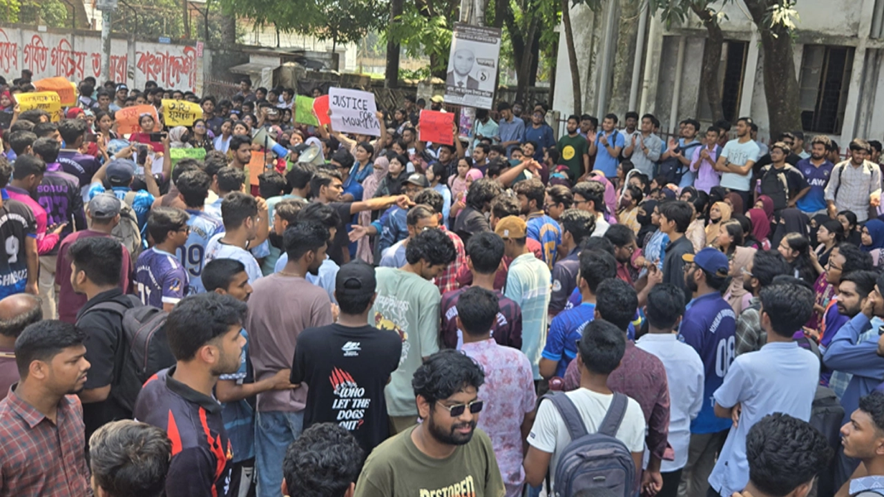 খুলনায় শিক্ষার্থী মৌমিতা হালদারের মৃত্যু: সড়ক দুর্ঘটনার বিচার দাবিতে জেলা প্রশাসকের কার্যালয়ের সামনে অবস্থান কর্মসূচি