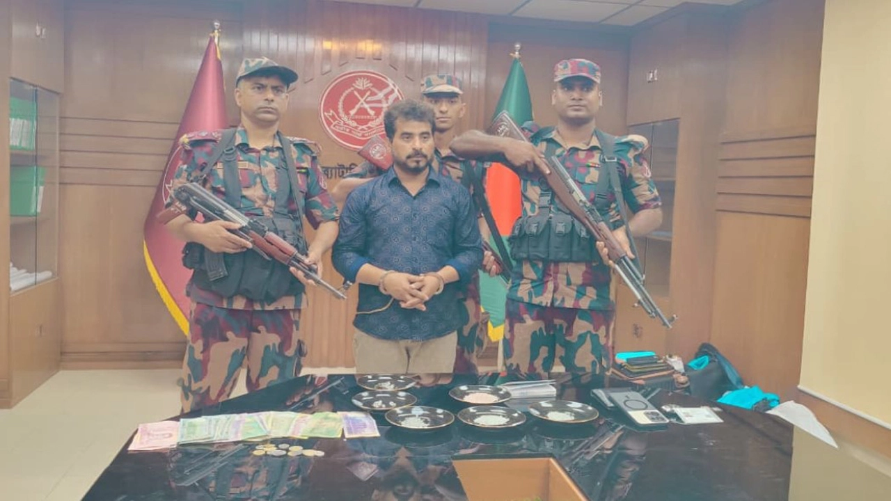 যশোরে সাড়ে ছয় কোটি টাকার ডায়মন্ড ও বিদেশি মুদ্রাসহ ভারতীয় নাগরিক আটক