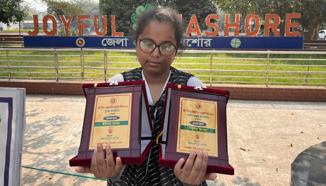 দৃষ্টিপ্রতিবন্ধী মেধাবী ইউসরা মানহা । ছবি : গ্রামের কাগজ