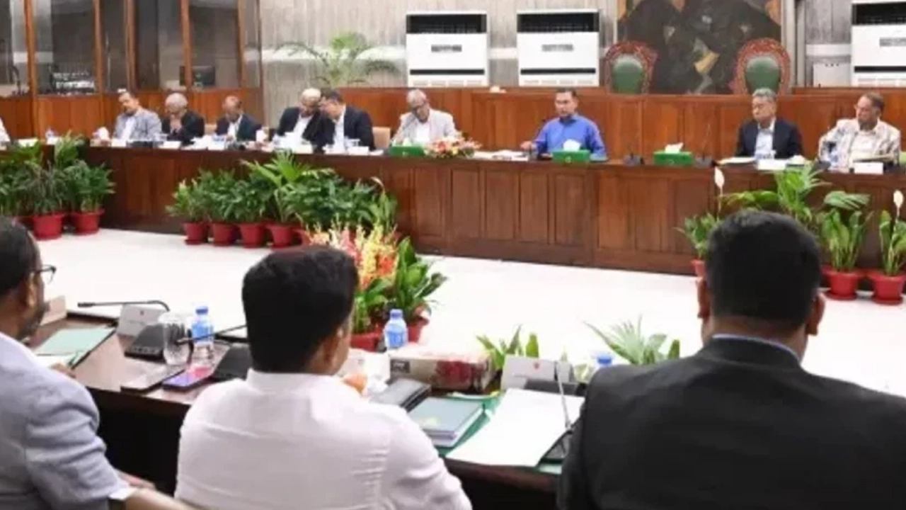 বিশেষ পরিস্থিতিতে জাতীয় সংসদ ভবনে মন্ত্রিসভার বৈঠক: জ্বালানি সাশ্রয়ে সরকারের গুরুত্বপূর্ণ সিদ্ধান্ত