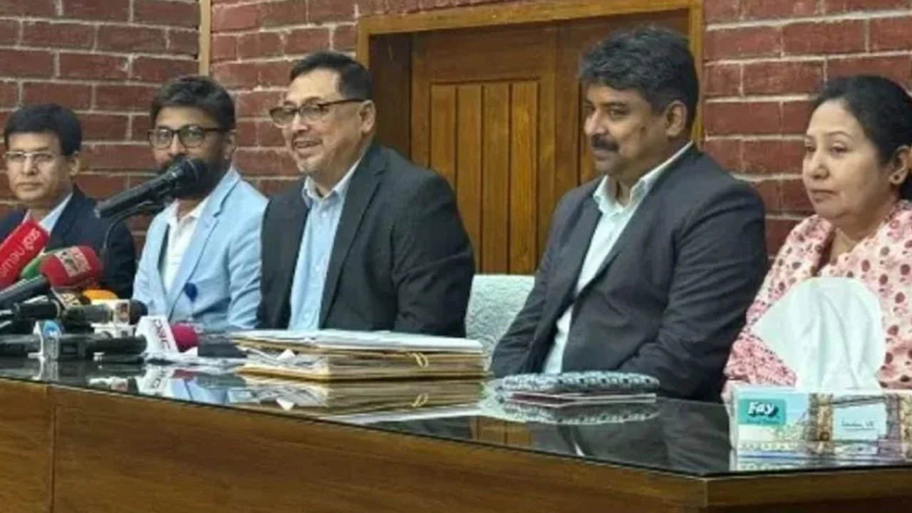 বিফ্রিংয়ে মন্ত্রিপরিষদ সচিব নাসিমুল গনিসহ অন্যরা। ছবি: সংগৃহীত