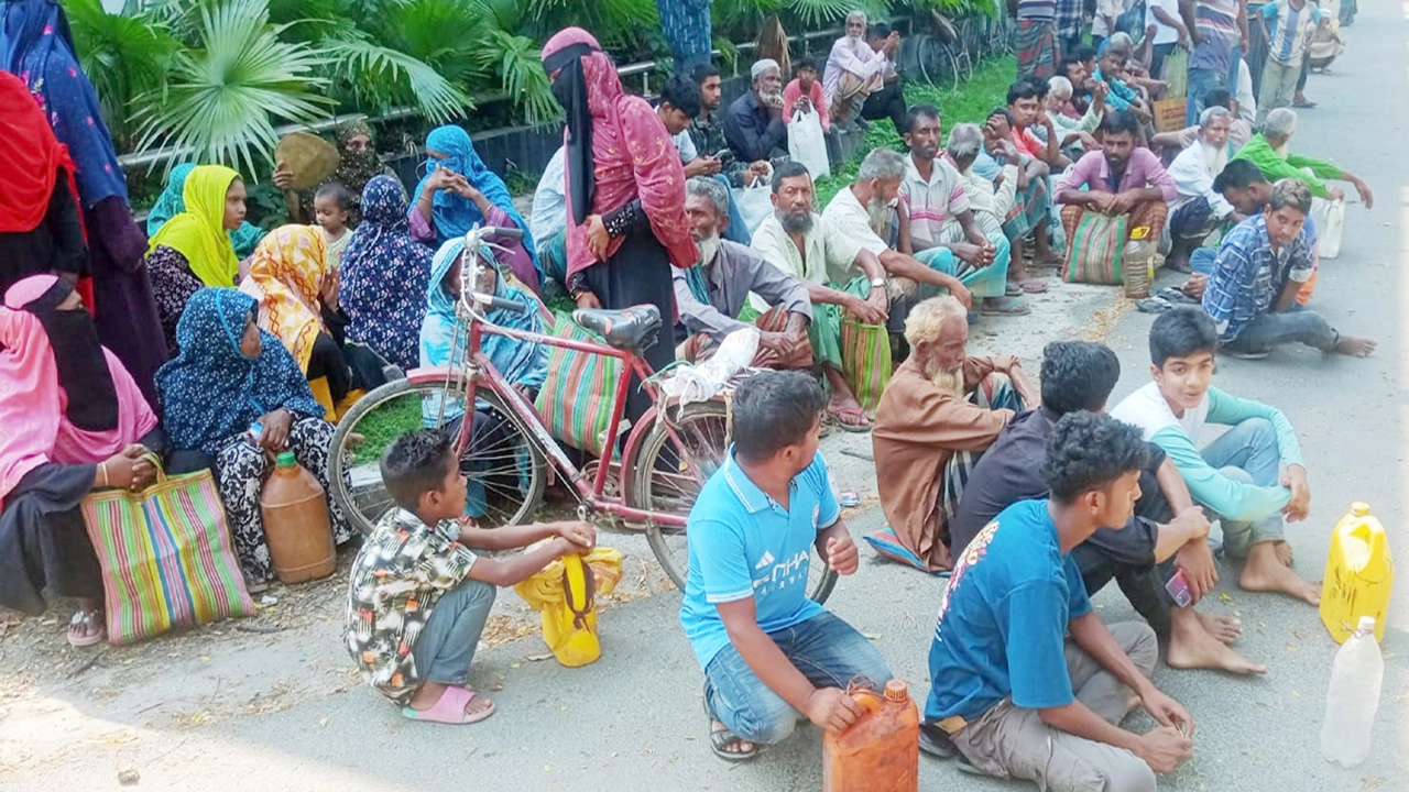 ইউএনও’র বাসার সামনে কৃষকদের ধরনা দিয়েও কোনো লাভ হয়নি।