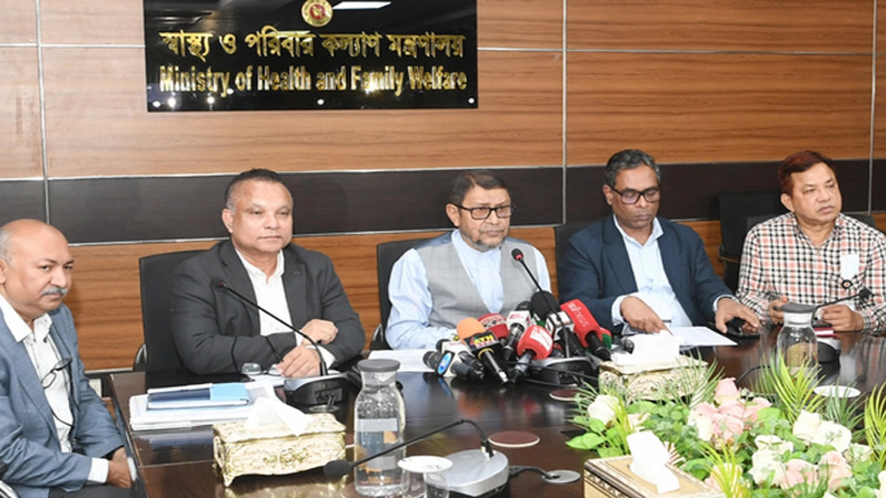সচিবালয়ে এক প্রেস ব্রিফিংয়ে স্বাস্থ্য ও পরিবার কল্যাণমন্ত্রী সরদার মো. সাখাওয়াত হোসেন বকুল।