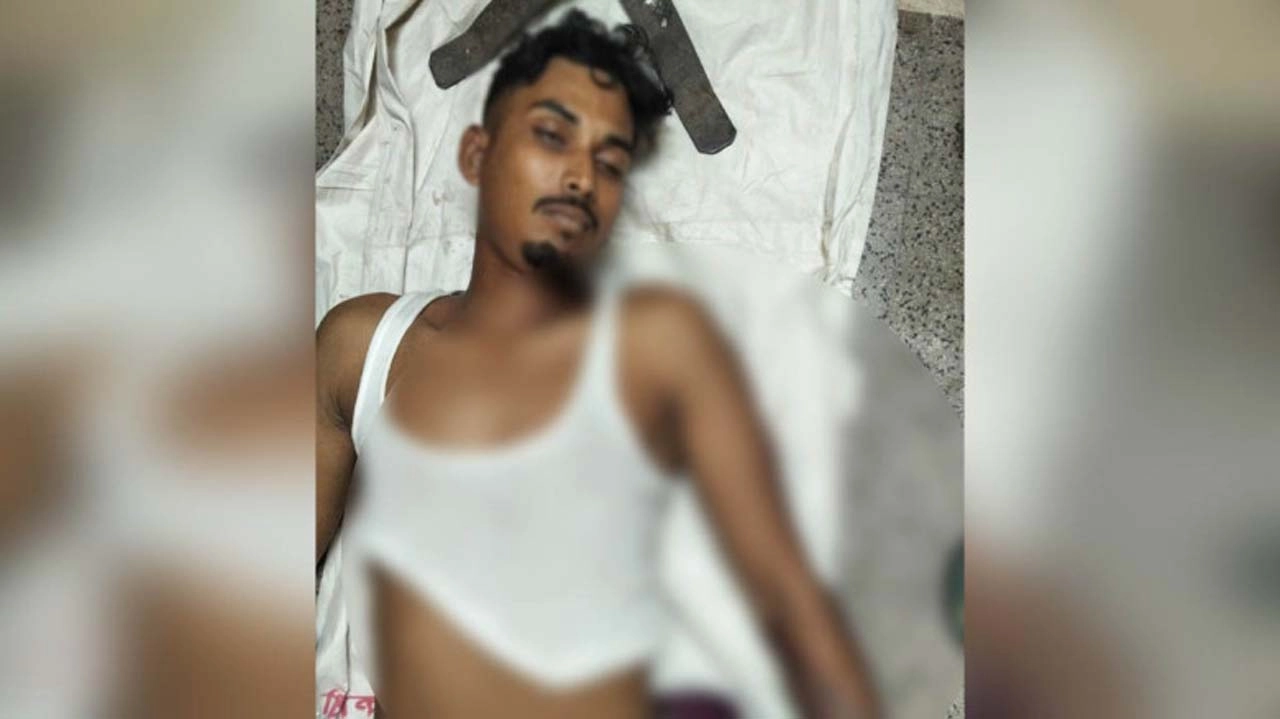 যশোরের চৌগাছায় ইজিবাইক নিয়ন্ত্রণ হারিয়ে ইমরান হোসেন নামে এক যুবকের মৃত্যু। ছবি: গ্রামের কাগজ