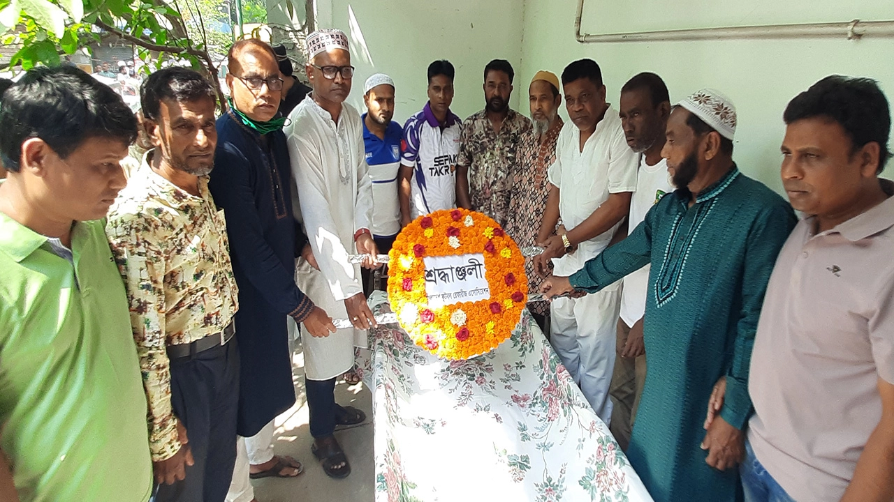 আর্ন্তজাতিকমানের রেফারি আনছারুল ইসলাম মিন্টুর কপিনে ফুলেল শ্রদ্ধা জানান বাংলাদেশ ফুটবল রেফারি এসোসিয়েশন যশোর জেলা শাখার নেতৃবৃন্দ ছবি । গ্রামের কাগজ